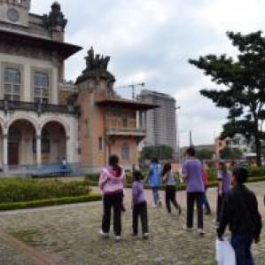 foto de pessoas entrando no museu catavento