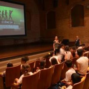 pessoas assistindo palestra no auditório