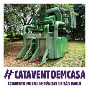 Foto de colhetadeira de algodão no jardim externo do Museu Catavento