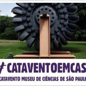 Foto de turbina pelton no jardim externo do Museu Catavento.