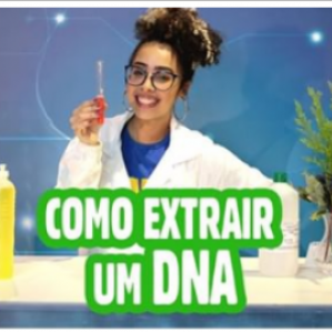 Foto de mulher com jaleco branco segurando um objeto. A frente uma mesa branca com alguns produtos em cima. E no fundo uma parede azul. Do lado esquerdo uma planta