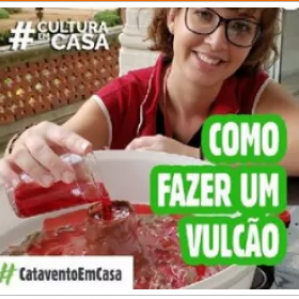 Foto de mulher com roupa vermelha segurando um copo e jogando um liquido vermelho dentro de uma bacia branca