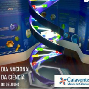 Foto de uma molécula gigante iluminada. Ao fundo uma parede azul com alguns desenhos e escritas