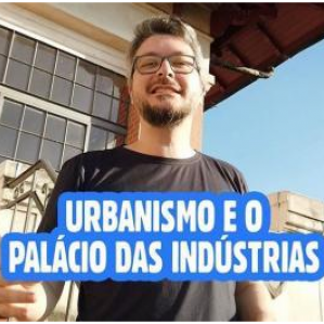 Foto de um homem de óculos com camiseta na cor preta