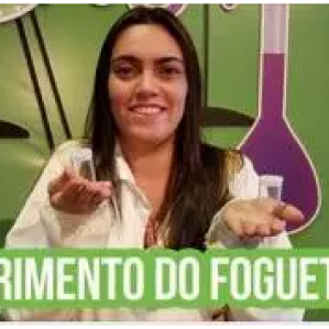 Mulher com jaleco branco segurando potinhos em suas mãos em fundo verde