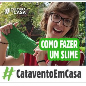 Foto de uma mulher de jaleco vermelho e óculos segurando uma massa verde em suas mãos. Ao fundo algumas arvores