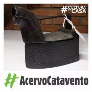 Ferro preto em cima de uma mesa branca