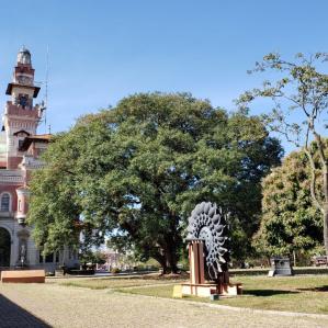   Foto do Palácio das Indústrias, sede do Museu Catavento, árvores e pátio da instituição.