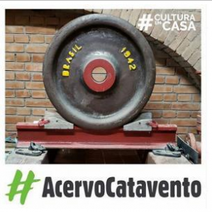 Foto de uma roda de locomotiva na cor cinza