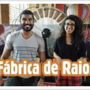 Na foto um casal em frente ao experimento. Na parte inferior da foto está escrito: Fábrica de Raios