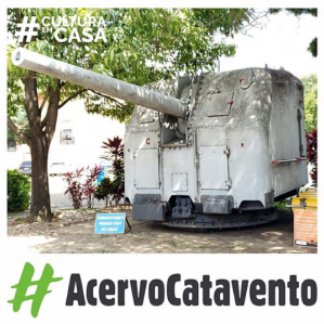 Foto da Torre de Caminhão da Marinha exposto na área externa do Museu Catavento. Ao lado algumas árvores e plantas
