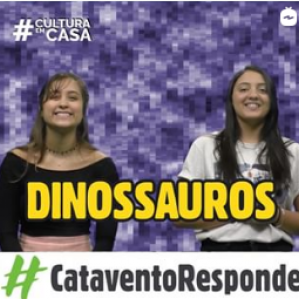 Foto de duas mulheres sorrindo com um fundo azul