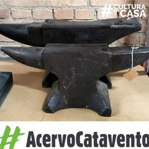 Foto de uma Bigorna em cima da mesa.