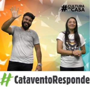 Foto de um homem e uma mulher sorrindo. Ao fundo uma parede colorida