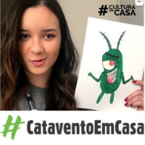 Foto de uma mulher segurando uma folha branca com um desenho verde