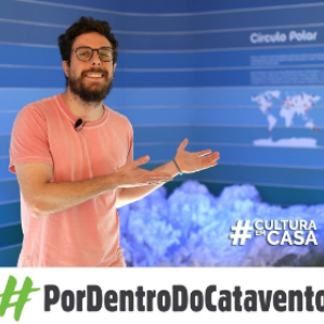Foto de um homem de camiseta rosa gesticulando em um fundo azulado