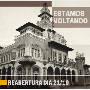 Foto do Palácio das Indústrias, prédio que abriga o Museu Catavento com os dizeres:  "estamos voltando" no canto superior direto e "reabertura dia 21/10" no canto inferior esquerdo.