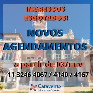 Imagem do Palácio das Indústrias, sede do Museu Catavento, com os dizeres: Ingressos esgotados! Novos agendamentos a partir de 03/11 pelos telefones 3246 40 67 / 4140 / 4167