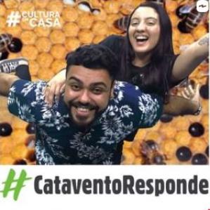 Homem agachado e uma mulher na suas costas com fundo de uma colmeia de abelha