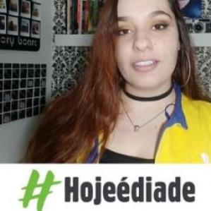 Mulher branca com colete amarelo sorrindo
