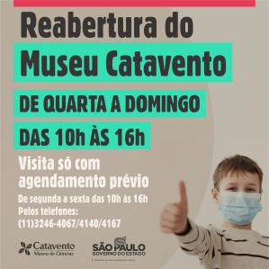Foto de um menino de máscara e sinalizando ok com o polegar. Texto de reabertura do museu com horário de funcionamento e telefones para agendamento