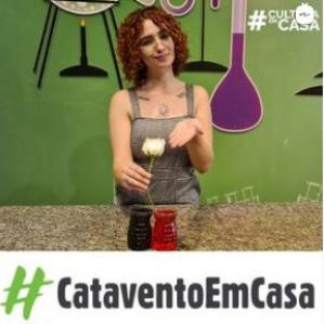 Mulher ruiva no fundo verde com uma flor branca em suas mãos
