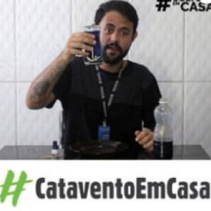 homem de camiseta preta segurando um copo