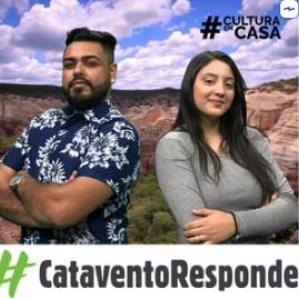 Homem e mulher de braços cruzados em frente a uma ilustração de um Bioma Brasileiro