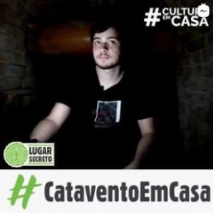 Homem de camiseta preta em um lugar secreto do museu catavento