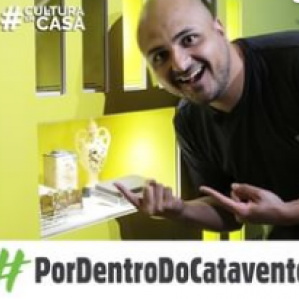 Foto de homem de camiseta preta sorrindo.