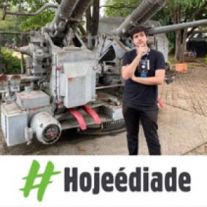 homem de camiseta preta em frente a um acervo do museu catavento
