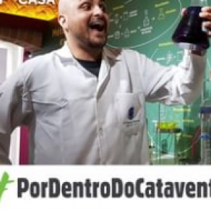 homem com jaléco branco segurando um experimento