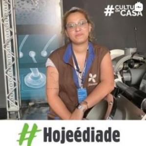 Foto de uma mulher com colete marrom sentada