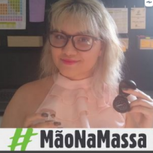 muçher loira de camiseta rosa segurando um objeto