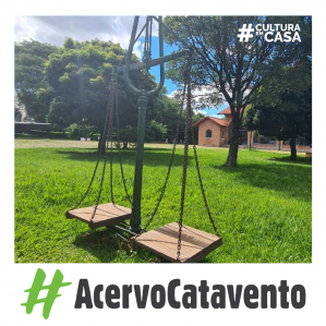 balança de café, ao fundo vemos um gramado e árvores