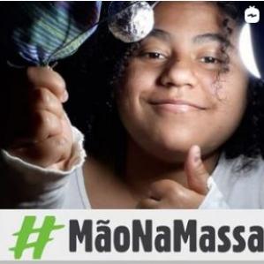 Mulher com sorriso tímido