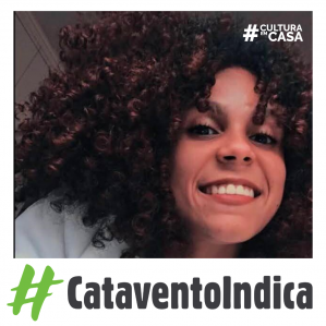 Mulher cabelos cacheados volumosos sorrindo
