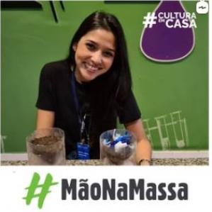 mulher sorrindo ao fundo verde
