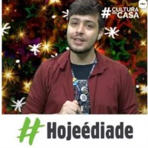Homem sorrindo, ao fundo enfeites de natal