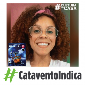 mulher de óculos sorrindo