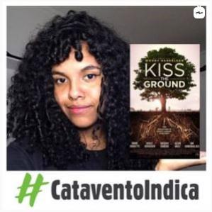 Mulher com cabelos cacheados, ao lado direito a capa do livro