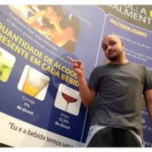 Homem careca sorrindo