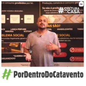 Homem careca sorrindo