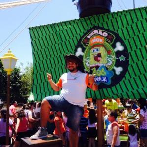 Homem a frente e várias pessoas ao redor