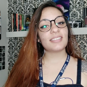 Mulher branca sorrindo