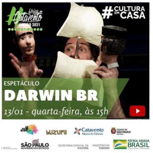 dois homens comum navio de brinquedo nas mãos