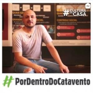 Homem careca sentado e sorrindo