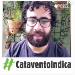homem barbudo ao fundo plantas 