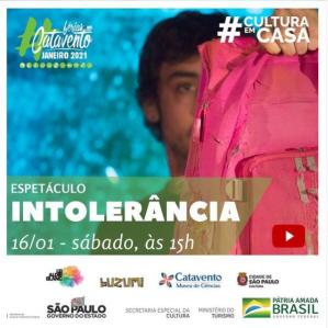 Homem segurando uma mochila rosa a frente do rosto