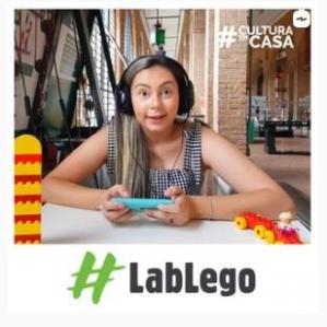 mulher com fones de ouvido e peças lego ao redor dela